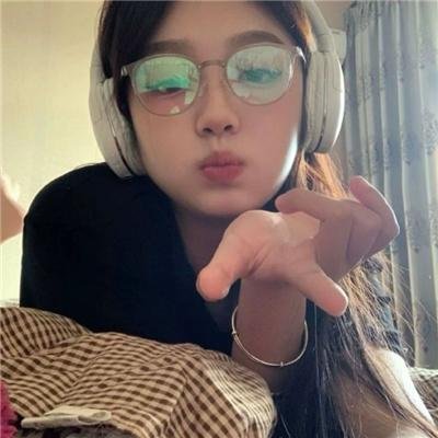 穿黄靴子的女孩